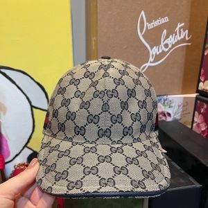 New with tags. Authentic GUCCI medium sized hat.